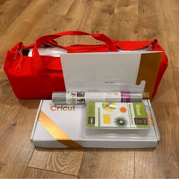 Cricut Explore Air with case, starter cutting set and more - Picture 15 of 16